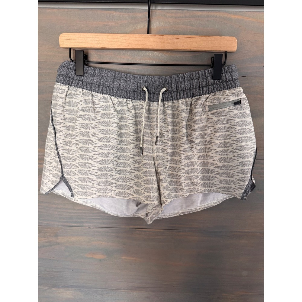 Vuori Clementine Shorts Womens Small Gray White Leaf Print 2.5 Inseam VW304